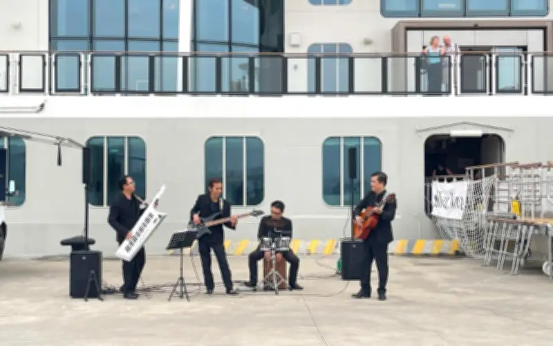 Tàu Silver Nova Cập Cảng Hạ Long, Du Khách Quốc Tế Trải Nghiệm Âm Nhạc Và Thuyền Buồm Đỏ