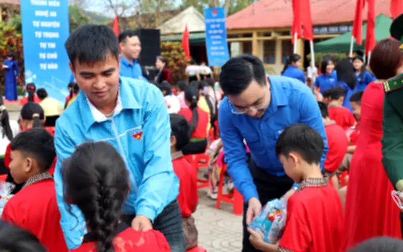 Tuổi trẻ Nghệ An hỗ trợ người dân khó khăn trong mùa lạnh