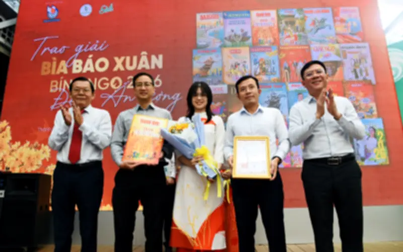 Báo Tuổi Trẻ Đoạt Giải Nhì Bìa Báo Xuân TP.HCM 2026 Với Thiết Kế Ấn Tượng