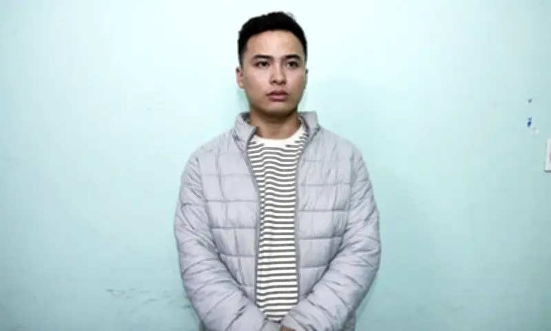 Tuyên Quang: Tài xế say rượu kéo kính ôtô, kẹp tay cảnh sát giao thông khi bị kiểm tra