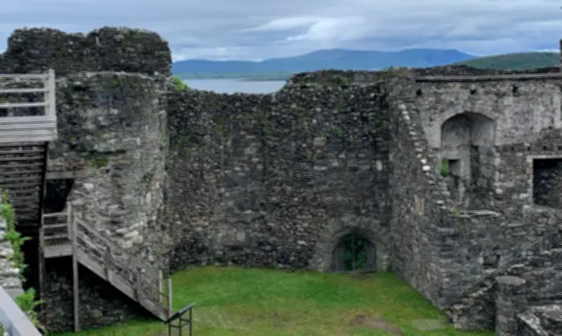 Hai Du Khách Mỹ Bị Nhốt Trong Lâu Đài Scotland Vì Quên Giờ Đóng Cửa