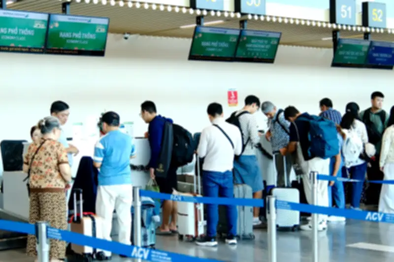 Tân Sơn Nhất quá tải dịp Tết Bính Ngọ 2026, hành khách cần lưu ý nhà ga