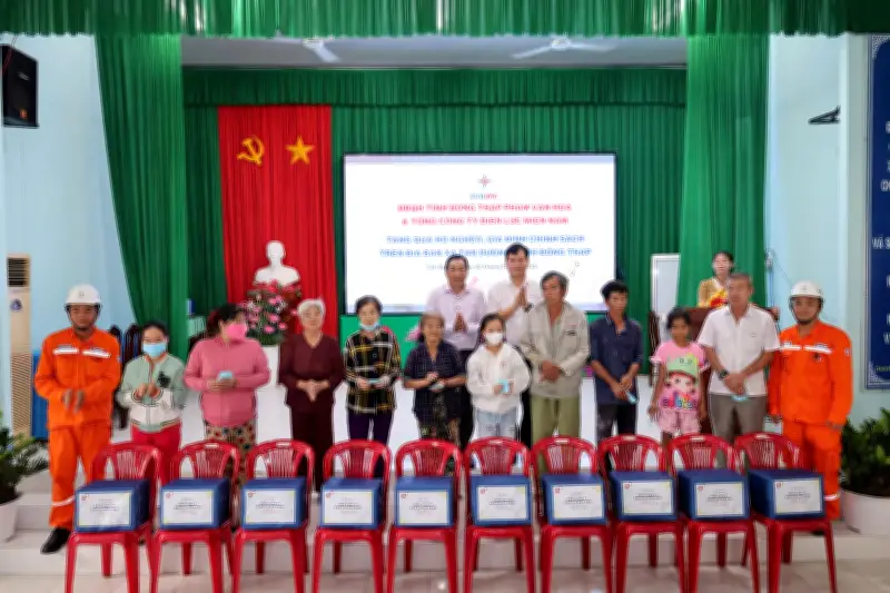 Tổng Công ty Điện lực Miền Nam Trao Quà Tết và Hỗ Trợ Xóa Nhà Tạm