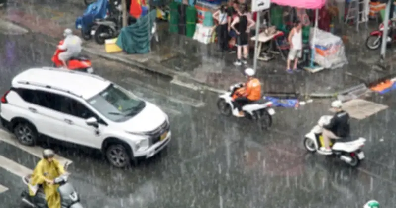 Mưa lớn bất ngờ trút xuống TP.HCM, người dân giáp Tết không kịp trở tay