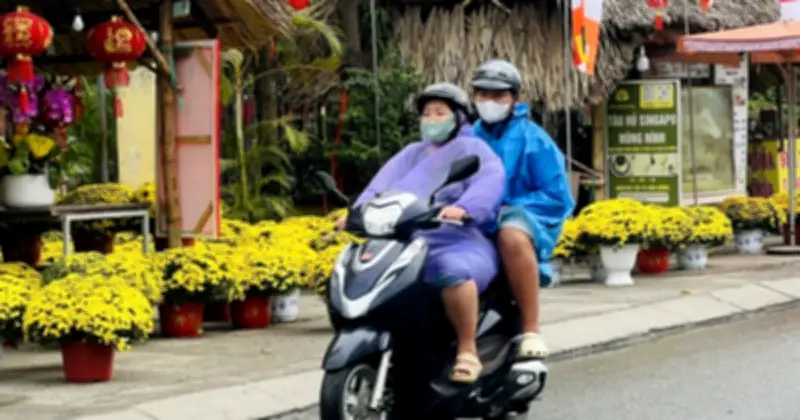 Mưa phùn trái mùa se lạnh, TP.HCM như 'chợ tết miền Bắc' sát ngày cúng tất niên