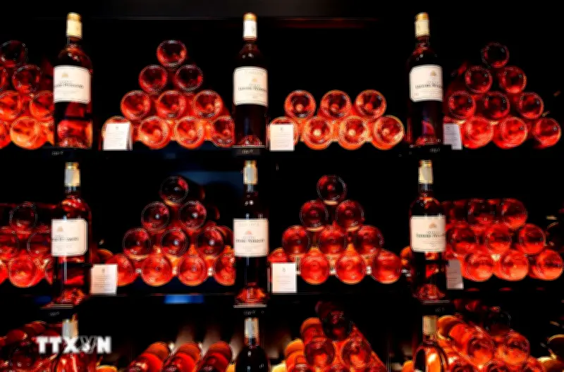 Mỹ tăng thuế mạnh vào rượu vang và rượu mạnh Pháp, ngành công nghiệp châu Âu lo ngại