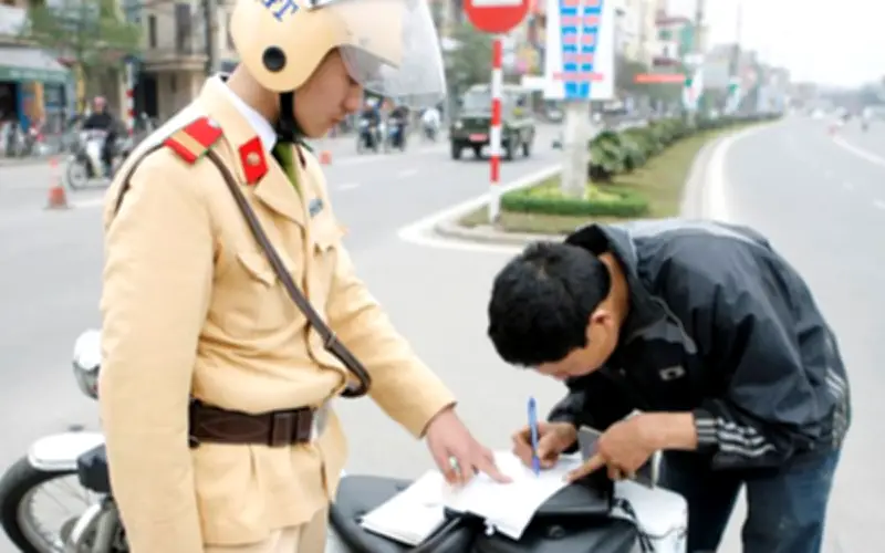 Sử dụng điện thoại khi lái xe máy: Phạt tiền triệu đồng, trừ điểm giấy phép lái xe