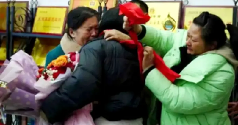 Vợ bế con mất tích 31 năm, chồng nghẹn ngào đoàn tụ nhờ một video