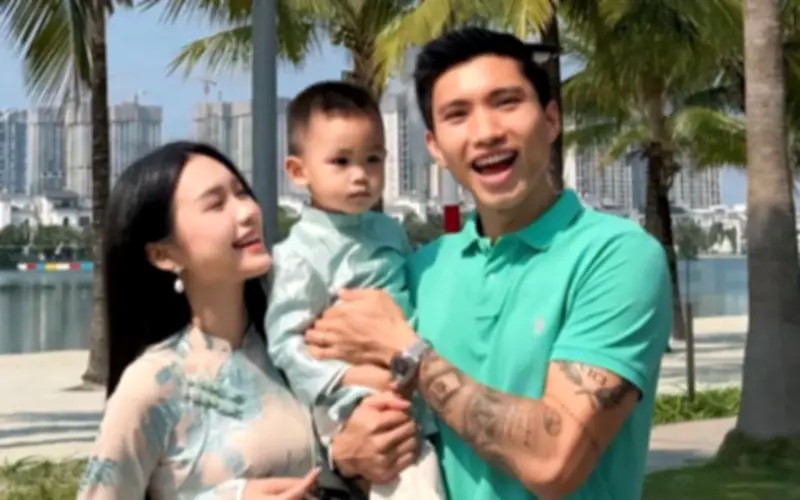 Vợ chồng Đoàn Văn Hậu - Đoàn Hải My thu hút sự chú ý trong ngày đầu năm mới