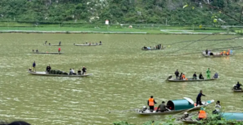 Vụ lật thuyền ở Hà Tĩnh: 2 người tử vong, gần 200 người tham gia tìm kiếm