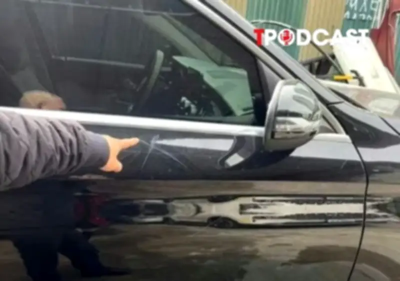 Vụ Mercedes bị cào xước, đập kính trước trung tâm tiếng Anh: Nóng 142 tin mới