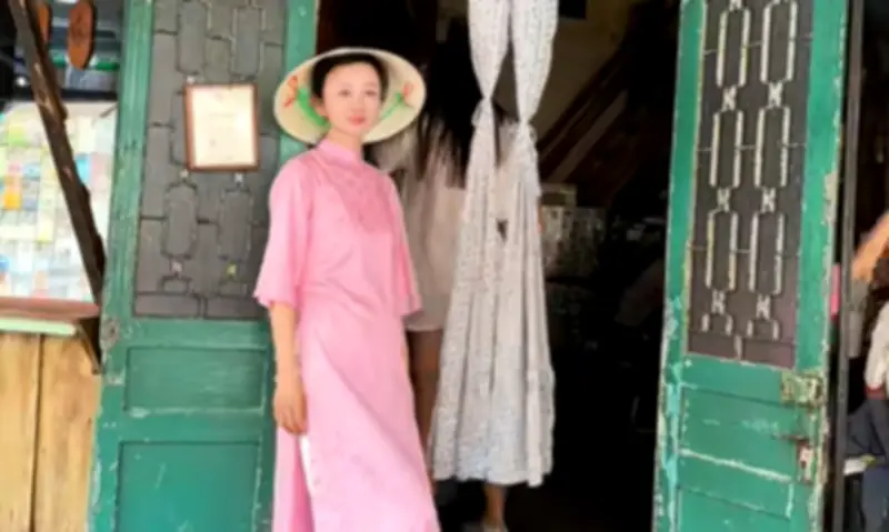 Vợ Đạo Diễn Trương Kỷ Trung Mặc Áo Dài Dạo Phố Sài Gòn Trong Dịp Tết