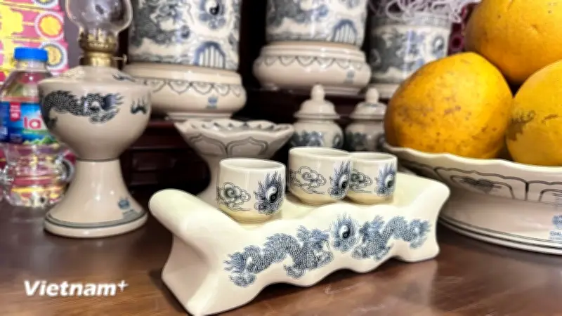 Vì sao chén nước đang cúng luôn hiện diện trên bàn thờ gia tiên?