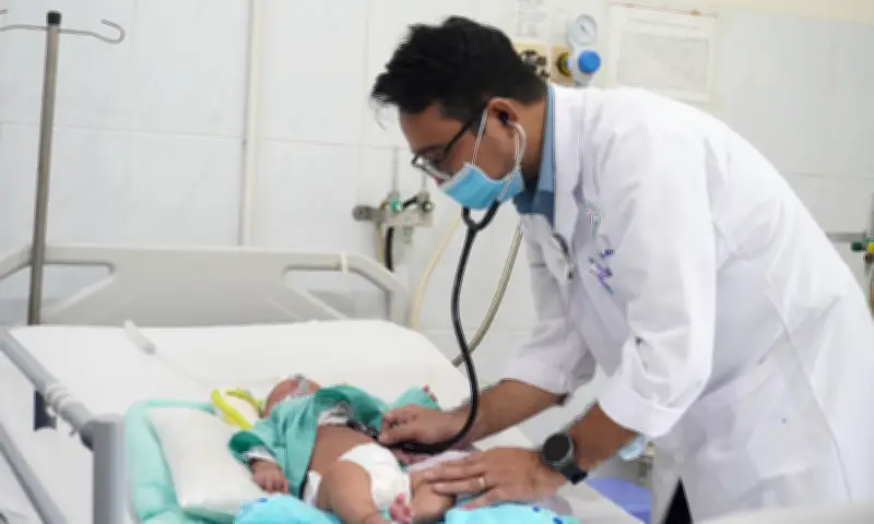 Vì sao trẻ dưới 1 tuổi dễ nhiễm virus RSV nhiều lần?