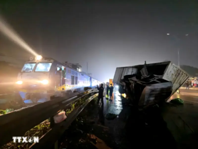 Vụ tai nạn tàu hỏa va chạm với xe tải tại Hà Nội: Hiện trường hỗn loạn