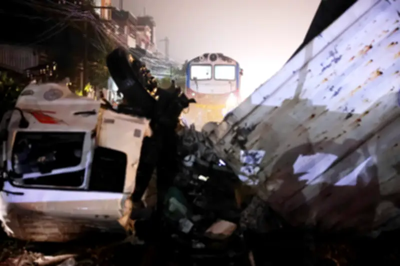 Vụ xe tải bị tàu hỏa vỡ nát ở Hà Nội: Cảnh báo khẩn từ Cục CSGT