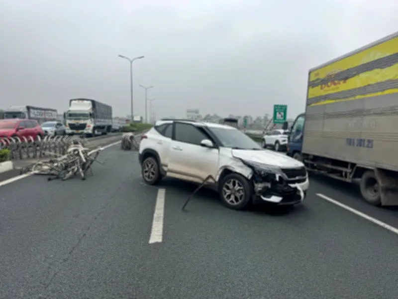 Va chạm liên hoàn 4 ô tô trên cao tốc Pháp Vân - Cầu Giẽ, giao thông ùn ứ nghiêm trọng