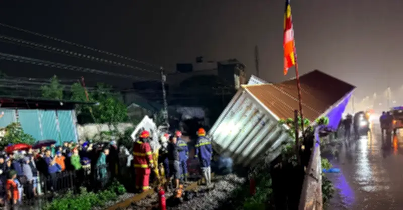 Va chạm tàu hỏa ô tô tại Hải Dương, xe bị nghiền nát, văng xa trăm mét