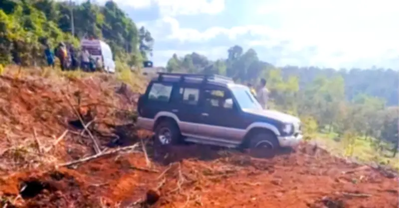 Va chạm với ô tô, 3 người trong gia đình tử vong thương tâm tại Hà Nội