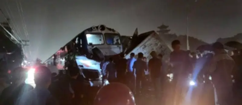 Va chạm với ô tô tại đầu tàu S3, hư hỏng nặng, lùi giờ chạy hàng loạt chuyến tàu