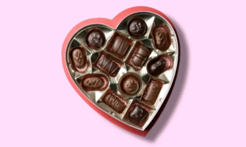 Valentine Mỹ trong 'bão giá': Kẹo trái tim ghi 'Cưa đôi tiền nhà', chi tiêu phân hóa rõ rệt