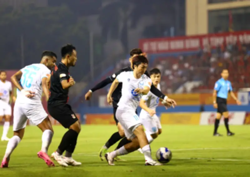 VAR V.League: Công nghệ hỗ trợ nhưng tranh cãi vẫn tồn tại, ngoại binh tạo sức ép cạnh tranh