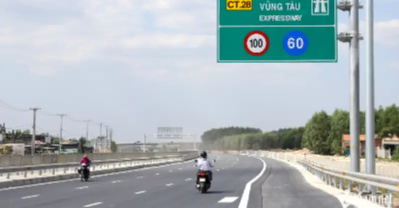 Xe tự ý vào cao tốc Biên Hòa - Vũng Tàu dù chưa khai thác, gây lo ngại an toàn