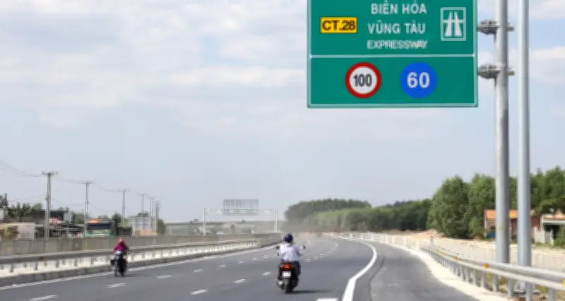 Xe tự ý vào cao tốc Biên Hòa - Vũng Tàu dù chưa khai thác, gây lo ngại an toàn