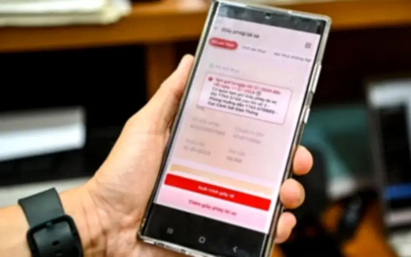 Vi Phạm Giao Thông Trên VNeID: Giấy Phép Lái Xe Có Bị Tạm Giữ?