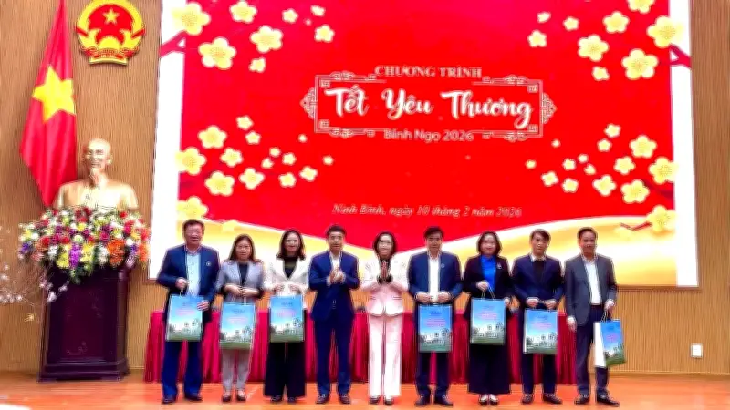 Phó Chủ tịch Quốc hội Nguyễn Thị Thanh trao 3 tỷ đồng quà Tết cho người nghèo Ninh Bình