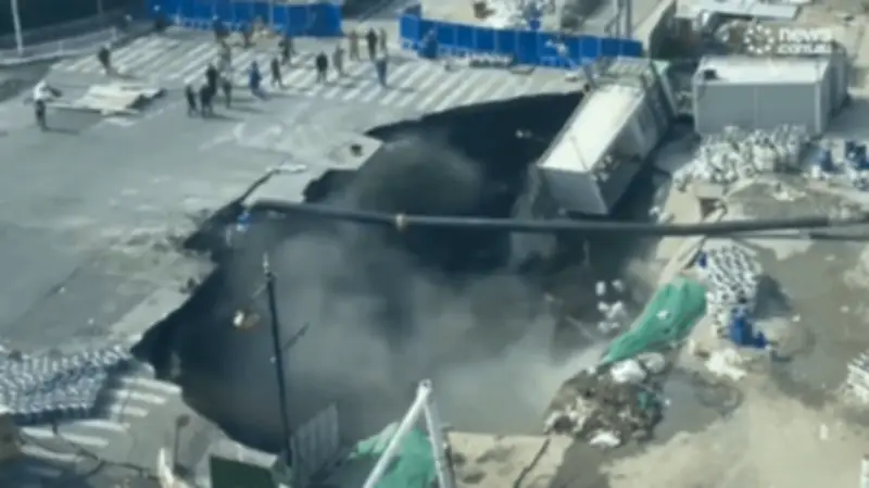 Video ghi lại cảnh hố tử thần nuốt chửng con đường tại Trung Quốc