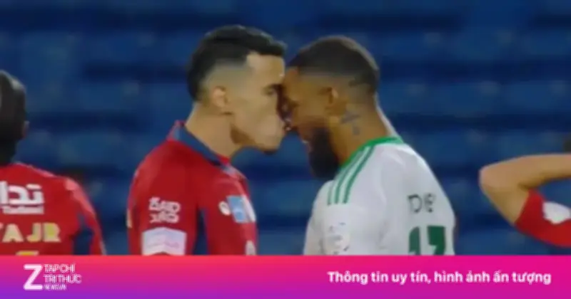 Video ghi lại khoảnh khắc Ivan Toney va chạm mạnh với đối thủ trên sân