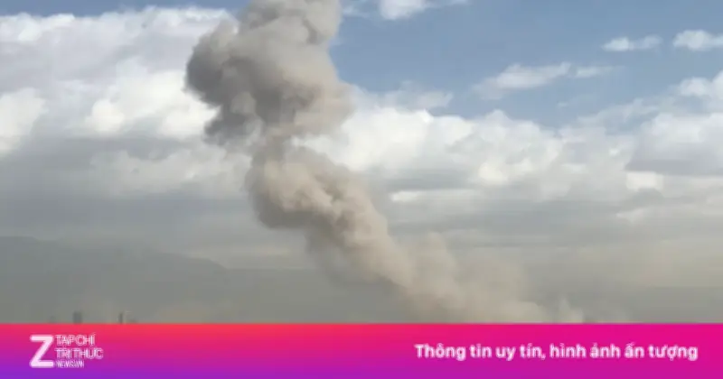 Video ghi lại khoảnh khắc khói bốc lên gần căn cứ tình báo Iran