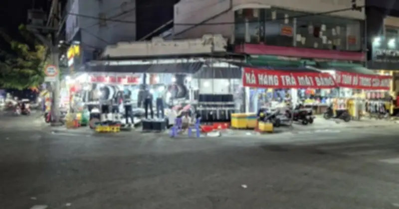 Khu phố thời trang Việt Sing vắng khách trước Tết, tiểu thương ngóng chờ