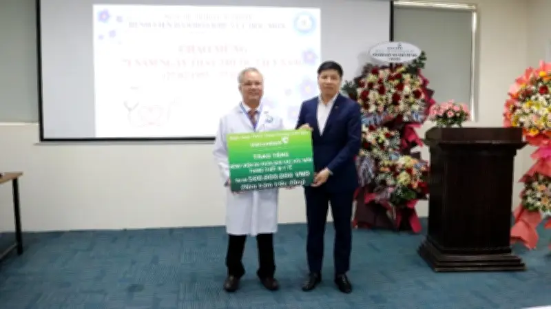Vietcombank hỗ trợ 12 tỷ đồng cho an sinh xã hội tại bệnh viện Hóc Môn và Củ Chi