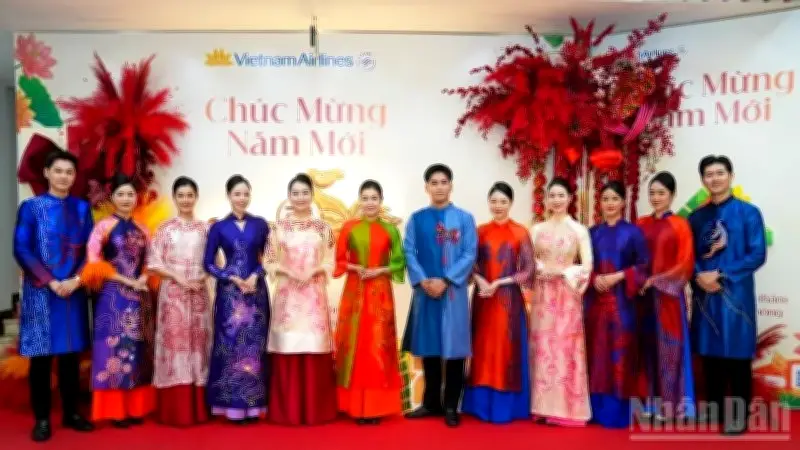 Vietnam Airlines Đón Tết Trên Mây Với Áo Dài 'Mã Xuân Hồng' Và Ẩm Thực Cổ Truyền