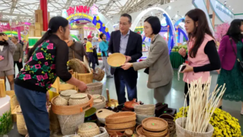 Hội chợ Xuân Nông Sản Thủ Công Mỹ Nghệ Việt Ghi Điểm Với Khách Quốc Tế