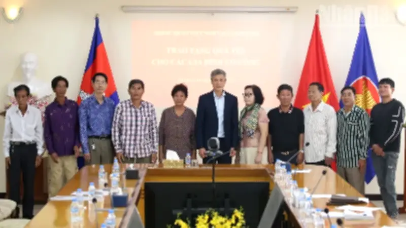 Đại sứ Việt Nam tại Campuchia tri ân các gia đình có công với cách mạng