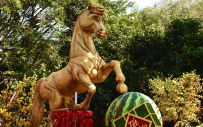 Nghệ nhân từng lập kỷ lục Việt Nam với rồng lửa tiếp tục ra mắt linh vật ngựa