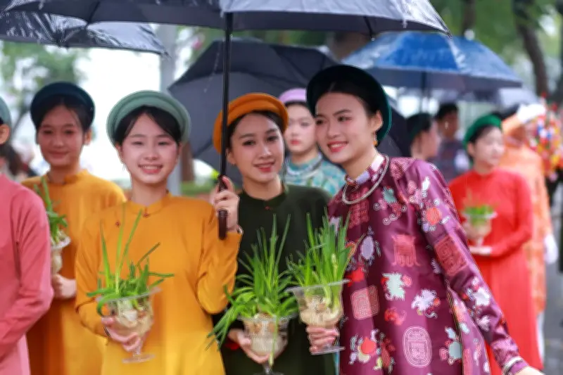 Việt Phục Bách Hoa Bộ Hành Rực Rỡ Giữa Phố Cổ Hà Nội Dịp Cận Tết 2026