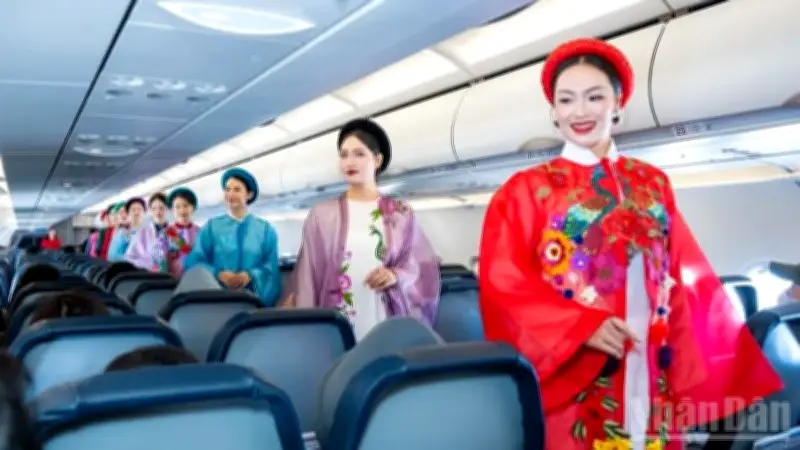 Vietravel Airlines Trình Diễn Áo Dài Trên Máy Bay Với Bộ Sưu Tập 'Hoa Khổng Tước'