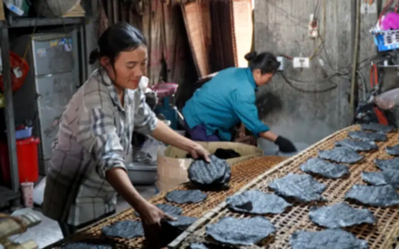 Làng nghề Vĩnh Đức: 'Nhen lửa là có ăn' với bánh đa vừng truyền thống