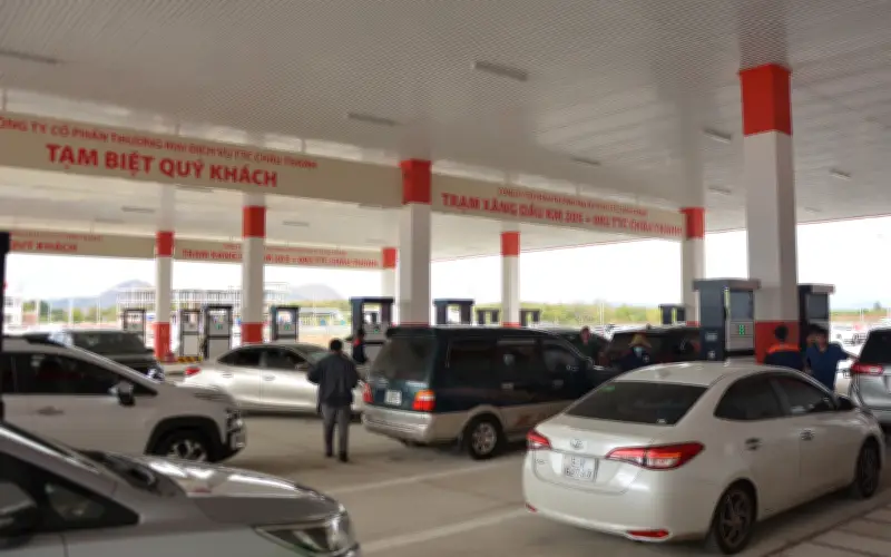 Trạm dừng nghỉ cao tốc Vĩnh Hảo - Phan Thiết mở bán xăng, đông nghịt xe về quê Tết