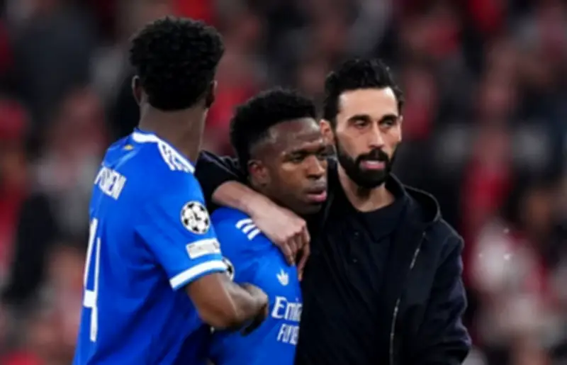 Vinicius bị xúc phạm phân biệt chủng tộc, Mbappe phẫn nộ lên tiếng bảo vệ đồng đội