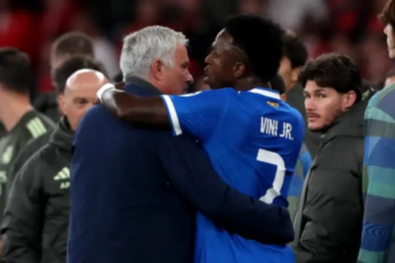 Vinicius tố cáo phân biệt chủng tộc, Mourinho gây tranh cãi khi đổ lỗi