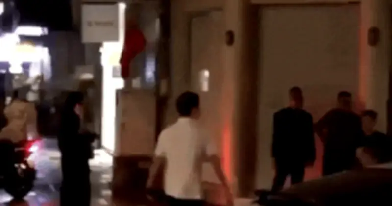 Xô xát dữ dội giữa xe Bentley và xe 7 chỗ tại trung tâm TP.HCM, tài xế bị truy đuổi