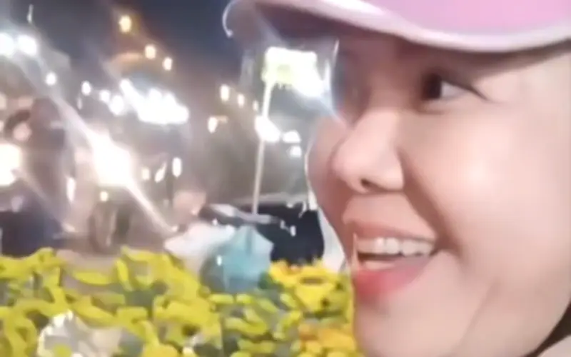 Việt Hương livestream bán hoa Tết, chia sẻ không khí ấm cúng gia đình cuối năm