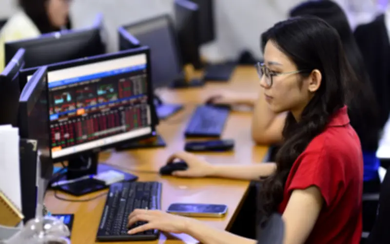 VN-Index bật tăng mạnh dù khối ngoại xả hàng, Vinamilk (VNM) ghi nhận giao dịch đột biến