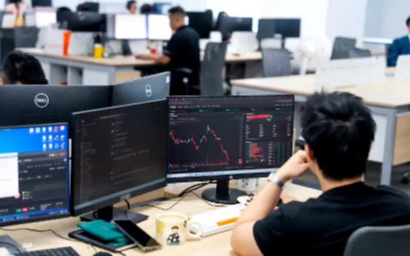 VN-Index Giữ Sắc Xanh Cuối Tuần Dù Áp Lực Bán Lan Rộng