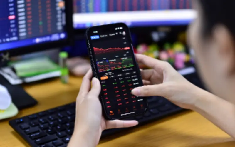 VN-Index 'đi lùi' sau 2 phiên tăng nóng, áp lực từ FPT và Vingroup